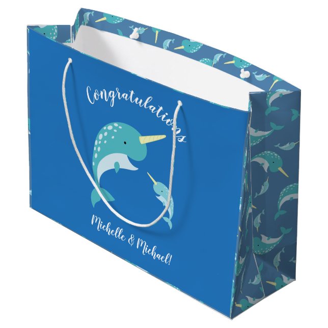 Narwhal Baby Shower Blue Boy Whale Große Geschenktüte (Rückseite Schrägansicht)