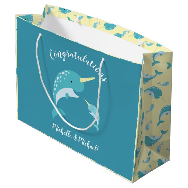 Narwhal Baby Shower Große Geschenktüte (Rückseite Schrägansicht)