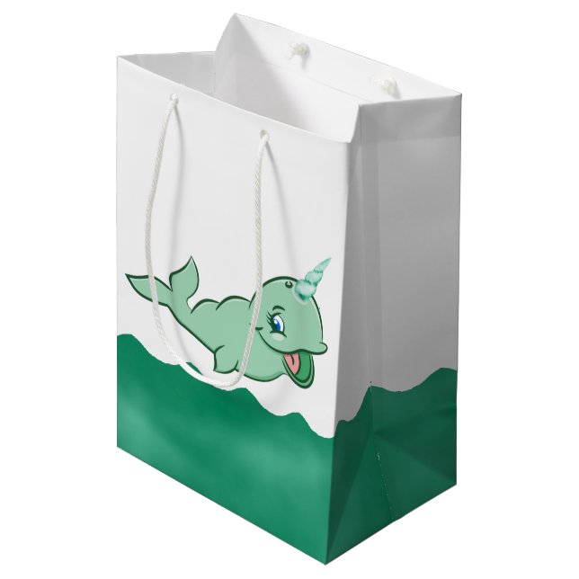 Narwhal Green | Niedliches Minze Chibi Cartoon Par Mittlere Geschenktüte (Vorderseite Schrägansicht)