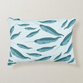 Narwhal im Muster des blauen Ozeans Dekokissen