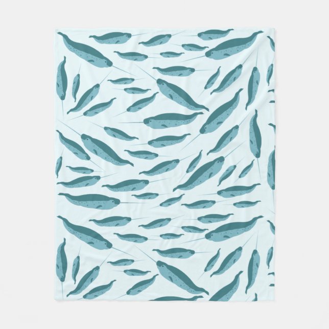 Narwhal im Muster des blauen Ozeans Fleecedecke (Vorderseite)