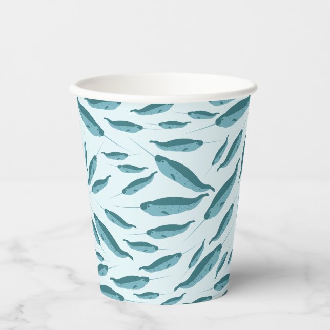Narwhal im Muster des blauen Ozeans Pappbecher (Vorderseite)