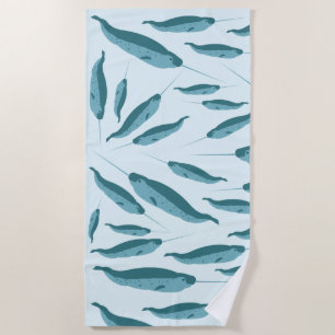 Narwhal im Muster des blauen Ozeans Strandtuch
