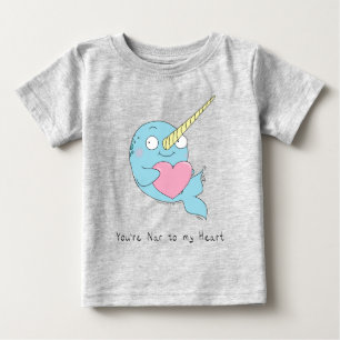 Narwhal umarmt den T - Shirt eines Herzbabys