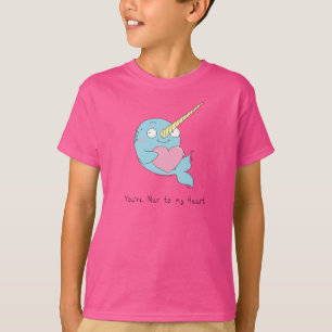 Narwhal umarmt den T - Shirt eines Herzjungen