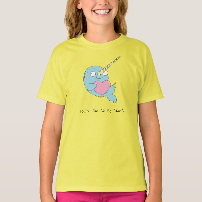 Narwhal umarmt den T - Shirt eines Herzmädchens (Vorderseite)