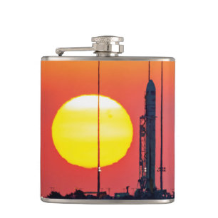 NASA-Antares-Raketenstart bei Sonnenaufgang Flachmann
