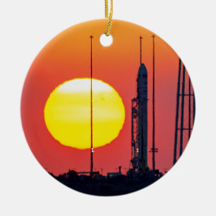 NASA-Antares-Raketenstart bei Sonnenaufgang Keramik Ornament
