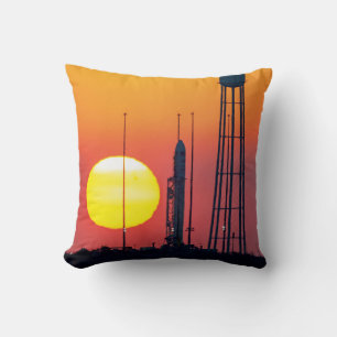 NASA-Antares-Raketenstart bei Sonnenaufgang Kissen