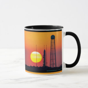 NASA-Antares-Raketenstart bei Sonnenaufgang Tasse