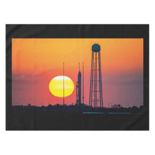 NASA-Antares-Raketenstart bei Sonnenaufgang Tischdecke