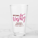 Nashville Bachelorette Getting Nashty Personalisie Glas<br><div class="desc">Personalisierter Junggeselinnen-Abschied oder Girls Weekend Friends Trip Custom Ber Pint Brillen mit bearbeitbarem Text und Text mit Reisedatum,  Ziel oder Ort,  Name und lustiges Zitat wie "Getting Nashty" in Rosa und Bordeaux.</div>