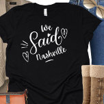 Nashville Brautparty Bridesmaid Shirt<br><div class="desc">Niedliches modernes Design für die Hochzeitsfeier oder für einen Bachelorette. Die Wirblen Worte" Wir sagten Nashville " auf einem schwarzen Abschlag, hat ein Herz und ist sicher zu bemerken. Junggeselinnen-Abschied Destination.. Nashville. Kann für das Abendessen der Probe getragen werden, zusammen mit Ihrer Hochzeitsfeier.</div>