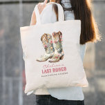 Nashville Last Rodeo Boots Junggeselinnen-Abschied Tragetasche<br><div class="desc">Nashville Last Rodeo Boots Junggeselinnen-Abschied Tasche ist perfekt für Ihren Nash Bash! Adorable Blumenstiefel betonen diesen Junggeselinnen-Abschied Gunst.</div>