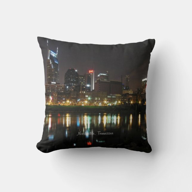 Nashville, Tennessee Skyline bei Nacht Kissen (Vorderseite)