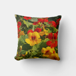 Nasturtium orange, gelb, grün, Gartenszene Kissen