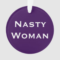 Nasty Woman, texte en gras sur le violet clair et
