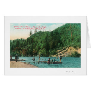 Natation à proximité du quai sur la rivière russe