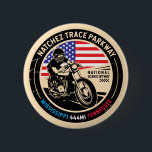 Natchez Trace Parkway National Landschaftlich Button<br><div class="desc">Natchez Trace Parkway in einem Vintagen,  bedrückten Stil Emblem. Es ist eine berühmte All American Road in Mississippi,  Alabama und Tennessee.</div>
