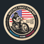 Natchez Trace Parkway National Landschaftlich Magnet<br><div class="desc">Natchez Trace Parkway in einem Vintagen,  bedrückten Stil Emblem. Es ist eine berühmte All American Road in Mississippi,  Alabama und Tennessee.</div>