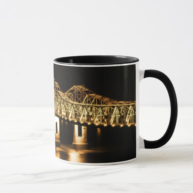 Natchez-Vidalia Brücke - goldenes Glühen Tasse (Rechts)