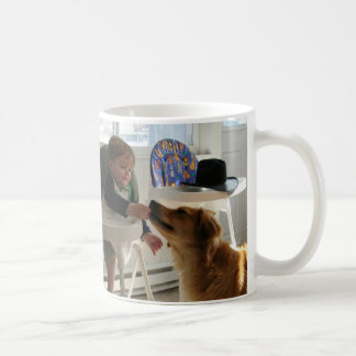 Nathan füttert Reba große Kaffee-Tassen Kaffeetasse