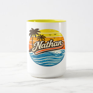 Nathan Retro-Sonnenuntergang-Namensdesign Zweifarbige Tasse