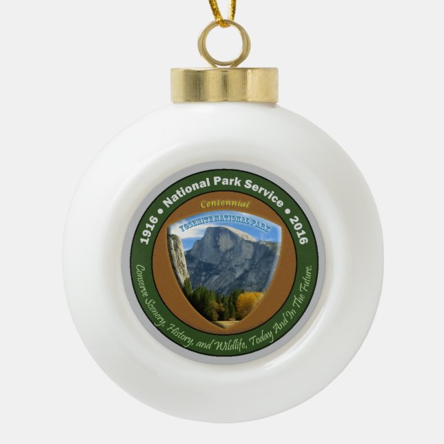 Nationalpark-hundertjähriges Weihnachtshalbe Haube Keramik Kugel-Ornament (Vorderseite)