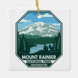 Nationalpark Rainier Minimal Retro Emblem Keramikornament<br><div class="desc">Mount Rainier Vektorgrafik Design. Der Park ist von Tälern,  Wasserfällen und subalpinen Wiesen umgeben.</div>