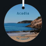 Nationalpark Sand Beach Blue Acadia Ornament Aus Metall<br><div class="desc">National Park Sand Beach Blue Acadia Metal Ornament. Die erste Haltestelle der Acadia Nationalpark Loop ist Sand Beach. Personalisieren Sie dieses wunderschöne Bild mit Ihrem Familiennamen und dem Jahr, in dem Sie das Bild besucht haben.</div>