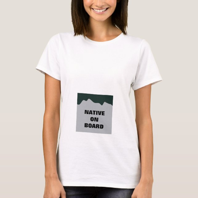 "Native on Board" Maternity Shirt - Lizenzschild (Vorderseite)
