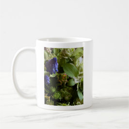 Natural Blue Muscari and Greenery Floral Design Kaffeetasse