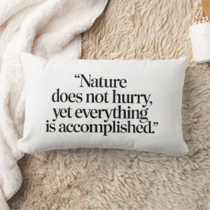 "Nature Does Not Hurry" - inspirierendes Zen-Zitat Lendenkissen