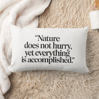 "Nature Does Not Hurry" - inspirierendes Zen-Zitat Lendenkissen