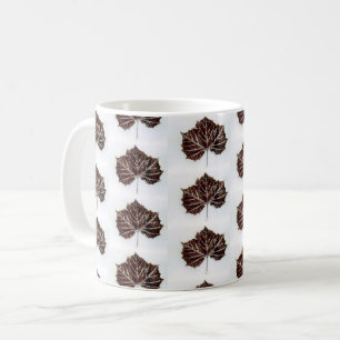 Nature Leaf Print Herbstbraun Silber auf blau. Kaffeetasse