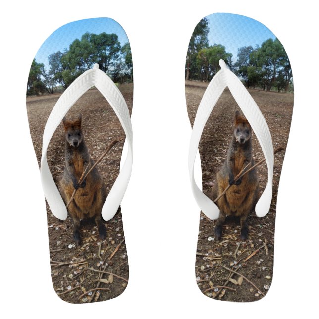 "Nature's Fast: A Wallaby's Snack Break" Flip Flops (Fußbett)