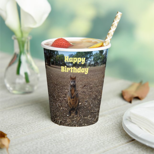 "Nature's Fast: A Wallaby's Snack Break" Pappbecher (In Situ)