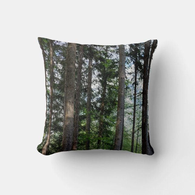 Naturfotografie von Evergreen Forest Trees Kissen (Vorderseite)