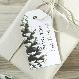 Naturkiefernkone auf dem Etikett der weißen Gastge Geschenkanhänger