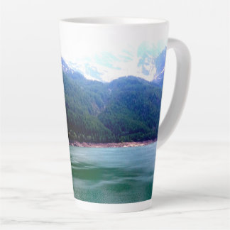 Naturlandschaft Grüner See, Berg und Bäume Milchtasse