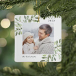 Natürlich Freude | Botanisches Personalisiertes Fo Keramikornament<br><div class="desc">In dieser Urlaubssaison wird ein besonderes Jahr mit diesem personalisierten Weihnachtsschmuck aus dem Foto gefeiert. Ein hellgrün gestrichener Aquarellmistletoe,  der Ihr Foto umrahmt,  mit Ihrem Namen und dem Jahr. Fügen Sie der Rückseite ein zweites Foto hinzu.</div>