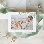 Natürlich Freude | Elegantes botanisches Foto Feiertagskarte<br><div class="desc">Diese schlichte und elegante, naturlich inspirierte Ferienkarte besticht durch ihr beliebtes horizontales oder landschaftlich orientiertes Foto, das mit sanften, hellgrünen, wasserfarbenen Blättern besticht. Personalisieren Sie Ihre persönliche Begrüßung (mit "Warmsten Wünschen" gezeigt), das Jahr und Ihren Familiennamen am unteren Ende in moderner Schrift. Ein elegantes botanisches Design für Ihre Weihnachtsgrüße 2021....</div>