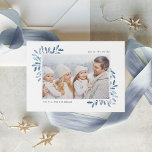 Natürlich Freude | Elegantes Wasserfarben-Foto Feiertagskarte<br><div class="desc">Diese schlichte und elegante, naturlich inspirierte Ferienkarte besticht durch ihr beliebtes, horizontal oder landschaftlich orientiertes Foto, das an den Ecken mit hübschen, eisblauen Wasserfarben geschmückt ist. Personalisieren Sie Ihre persönliche Begrüßung (mit "Joy to the World" gezeigt), das Jahr und Ihren Familiennamen in der modernen Schrift. Ein elegantes botanisches Design für...</div>