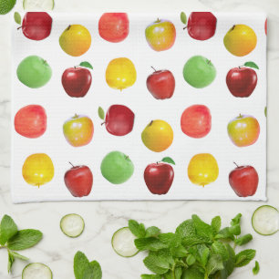 Natürliche bunte Äpfel auf weißem Küchentuch