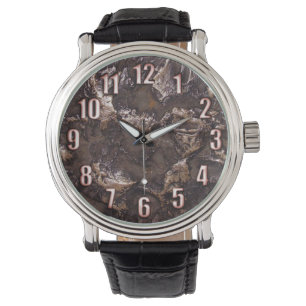 Natürliche Steinbeschaffenheit mit großen Armbanduhr