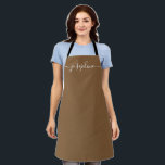 Natürlicher brauner Name Einfache Chic Elegant Skr Schürze<br><div class="desc">Sie Liebe eine personalisierte Schürze,  während sie diese Goodies backt,  köstliche Geschirr kocht oder mit ihren Pflanze arbeitet. Ein perfektes Geschenk,  um ihre Talente zu fördern. Weiße Schrift für den Namen mit langen Schwänzen Verzierungen auf natürlichem Braun.</div>