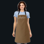 Natürlicher brauner Name Einfache Chic Elegant Skr Schürze<br><div class="desc">Sie Liebe eine personalisierte Schürze,  während sie diese Goodies backt,  köstliche Geschirr kocht oder mit ihren Pflanze arbeitet. Ein perfektes Geschenk,  um ihre Talente zu fördern. Weiße Schrift für den Namen mit langen Schwänzen Verzierungen auf natürlichem Braun.</div>