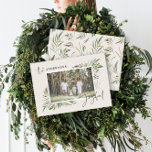 Natürliches, elegantes botanisches Foto Feiertagskarte<br><div class="desc">Natürliches,  elegantes botanisches Foto,  schlichtweg fröhliches Skript Weihnachtskartendesign.</div>