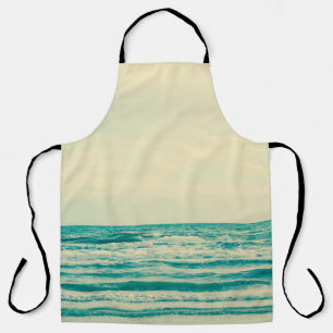Natürliches tropisches Meer und Strand mit Wind in Schürze