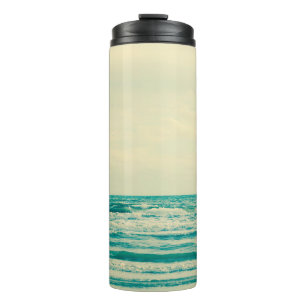 Natürliches tropisches Meer und Strand mit Wind in Thermosbecher